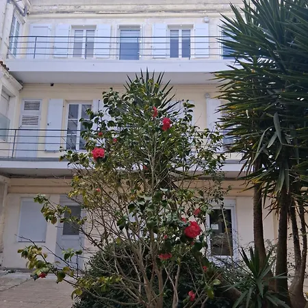 Grand Mezzanine Au Calme Dans L'hypercentre Rochefort (Charente-Maritime)